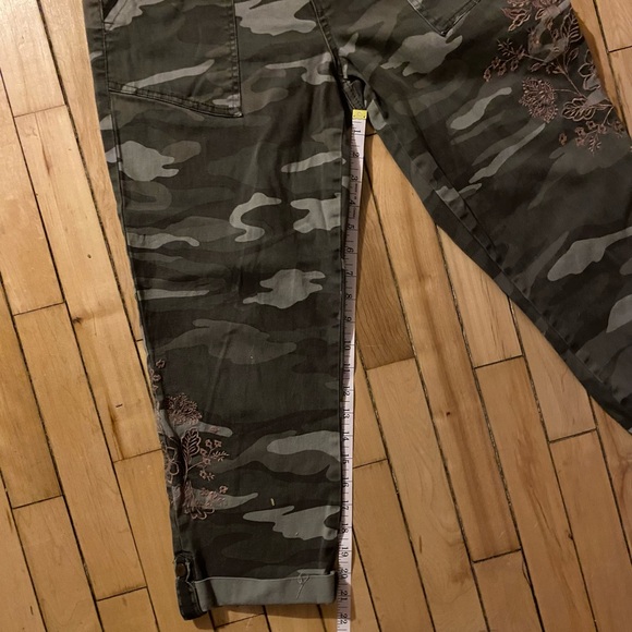 Women’s size 14 Green Cargo capris - Picture 7 of 8